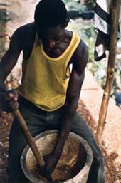 Djembe Bauer in Conakry Guinea